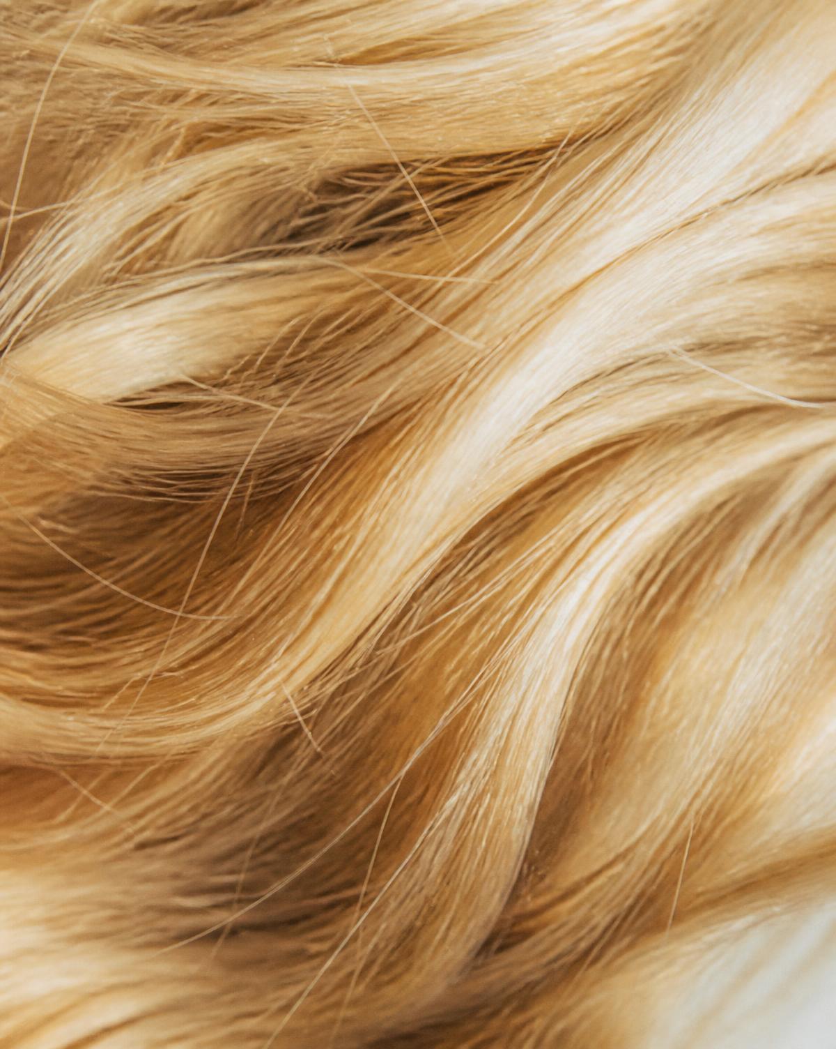 Dettaglio ravvicinato di capelli con riflessi chiari