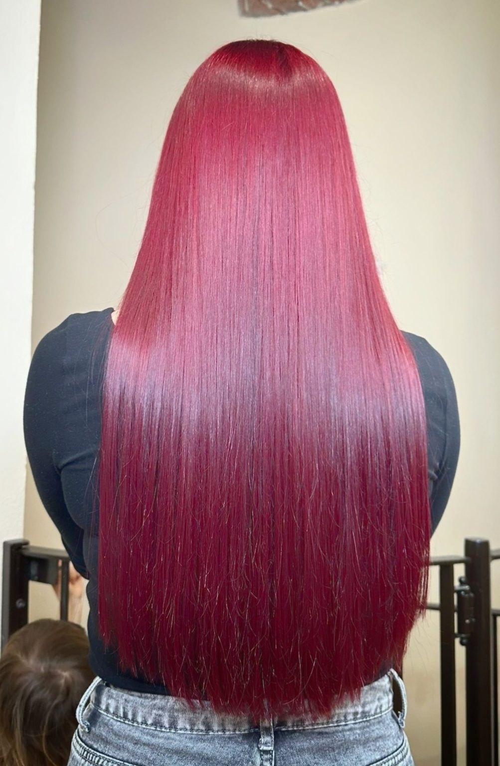 Colore rosso intenso e lucido su lunghezze lisce, fotografia scattata in salone