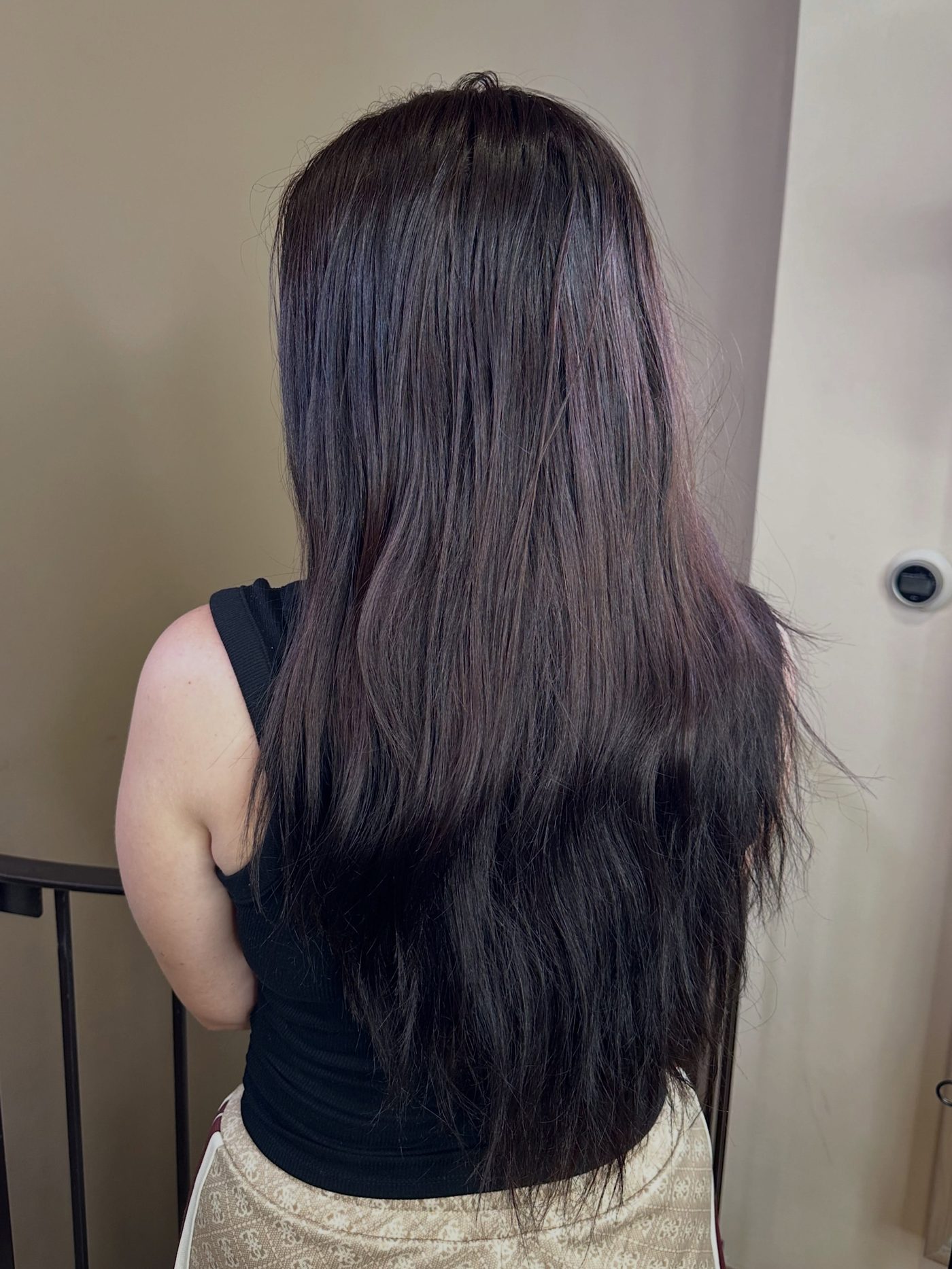 Capelli lunghi con base scura, opaca e monotona prima del servizio colore